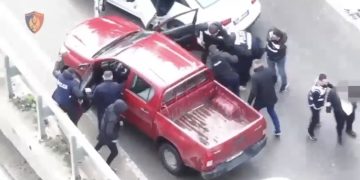 Aksion si në filma, e kapin makinën me kanabis në rrugën dytësore në Tiranë