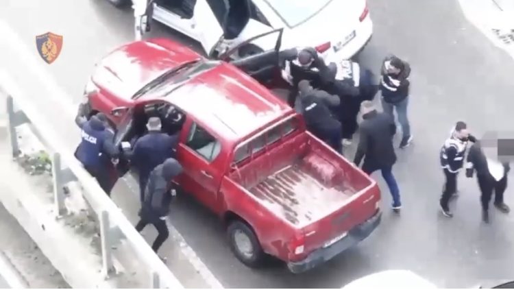 Aksion si në filma, e kapin makinën me kanabis në rrugën dytësore në Tiranë