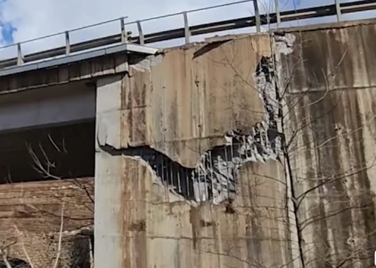 Bllokohet juglindja e vendit, shembet rruga e drejt shembjes edhe ura në Librazhd