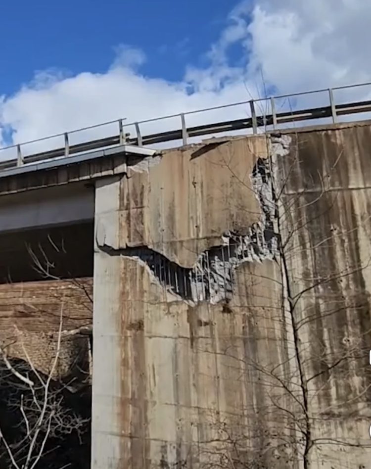 Bllokohet juglindja e vendit, shembet rruga e drejt shembjes edhe ura në Librazhd