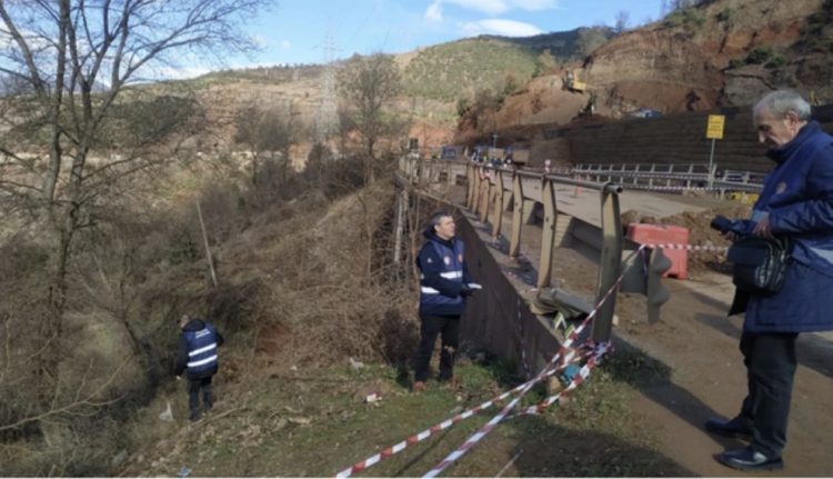 Nisin hetimet për shembjen e rrugës e hekurudhës në Librazhd. Kompania mori inerte