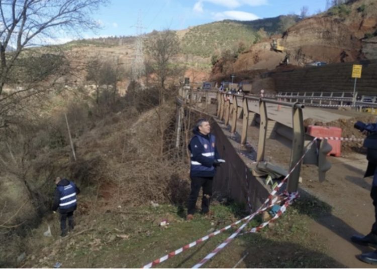 Nisin hetimet për shembjen e rrugës e hekurudhës në Librazhd. Kompania mori inerte