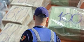 Kapet 1 milion euro e padeklaruar në Merdarë, në pranga edhe një efektiv i Policisë së Shtetit