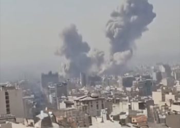 VIDEO/ Momenti i sulmit mbi kompleksin e Ali Khameneit në Teheran, gratë iraniane shpërthejnë në të qeshura