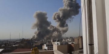 VIDEO/ Momenti i sulmit mbi kompleksin e Ali Khameneit në Teheran, gratë iraniane shpërthejnë në të qeshura