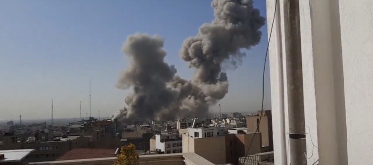 VIDEO/ Momenti i sulmit mbi kompleksin e Ali Khameneit në Teheran, gratë iraniane shpërthejnë në të qeshura