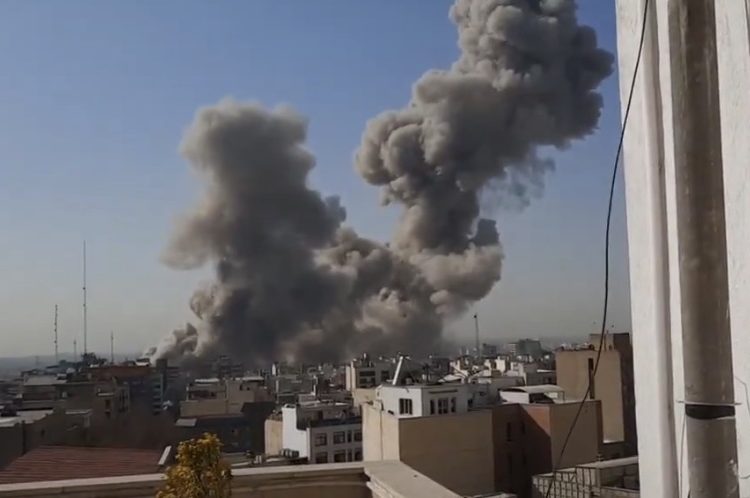 VIDEO/ Momenti i sulmit mbi kompleksin e Ali Khameneit në Teheran, gratë iraniane shpërthejnë në të qeshura