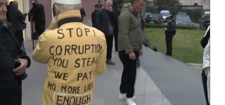 Qytetari del në protestë me pranga në duar, mesazhe kundër Ramës dhe Ballukut në rrobat e tij