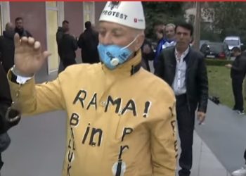 Qytetari del në protestë me pranga në duar, mesazhe kundër Ramës dhe Ballukut në rrobat e tij