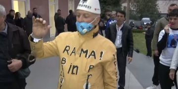 Qytetari del në protestë me pranga në duar, mesazhe kundër Ramës dhe Ballukut në rrobat e tij