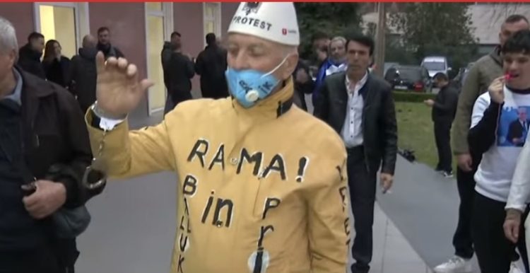Qytetari del në protestë me pranga në duar, mesazhe kundër Ramës dhe Ballukut në rrobat e tij