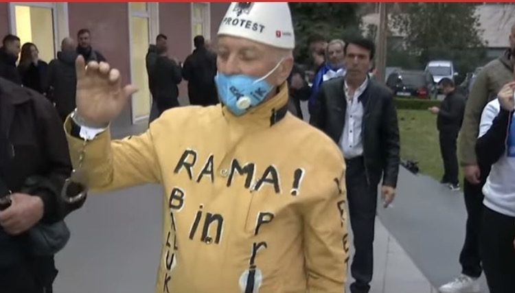 Qytetari del në protestë me pranga në duar, mesazhe kundër Ramës dhe Ballukut në rrobat e tij