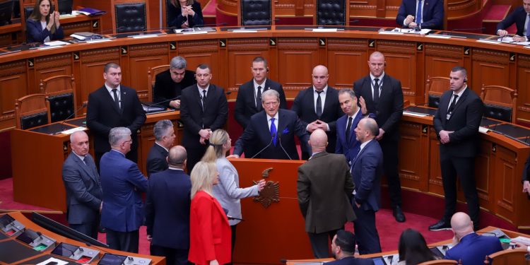 Nuk ka asnjë polic të plagosur/ Berisha sfidon Koçiun: Nxirr fotot, emrat, ku i ke?