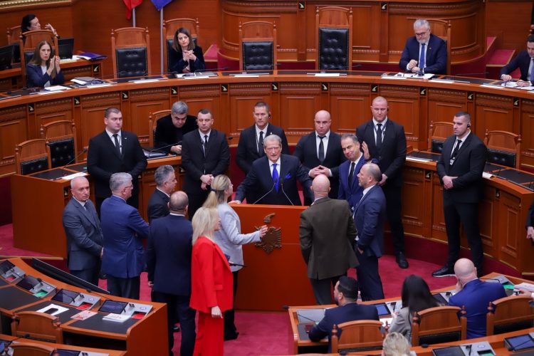 Nuk ka asnjë polic të plagosur/ Berisha sfidon Koçiun: Nxirr fotot, emrat, ku i ke?