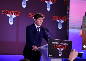 Alessandro: Hajde, ta shporrim komunizmin, o burra!