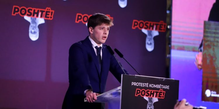 Alessandro: Hajde, ta shporrim komunizmin, o burra!