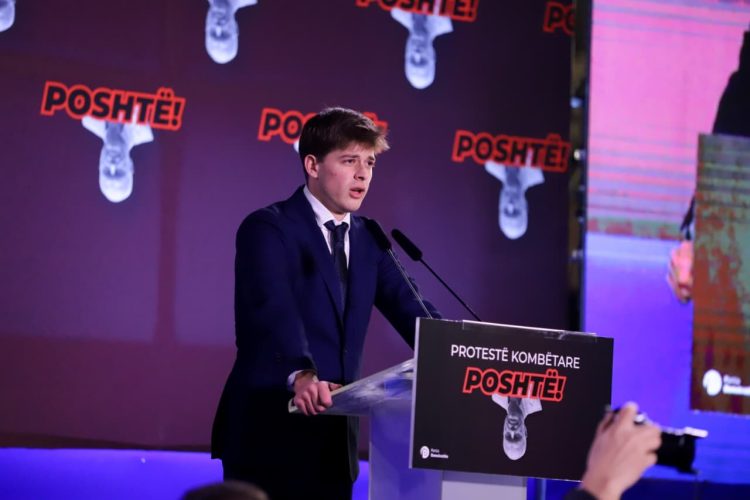 Alessandro: Hajde, ta shporrim komunizmin, o burra!