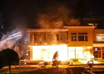 Berisha shpjegon fishekzjarret dhe molotovët tek vila e ish-diktatorit. Dikush u tha se flinte Rama
