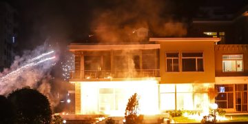 Berisha shpjegon fishekzjarret dhe molotovët tek vila e ish-diktatorit. Dikush u tha se flinte Rama