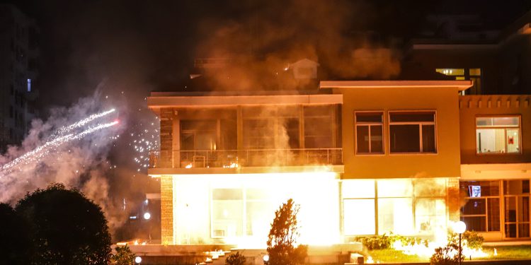 Berisha shpjegon fishekzjarret dhe molotovët tek vila e ish-diktatorit. Dikush u tha se flinte Rama
