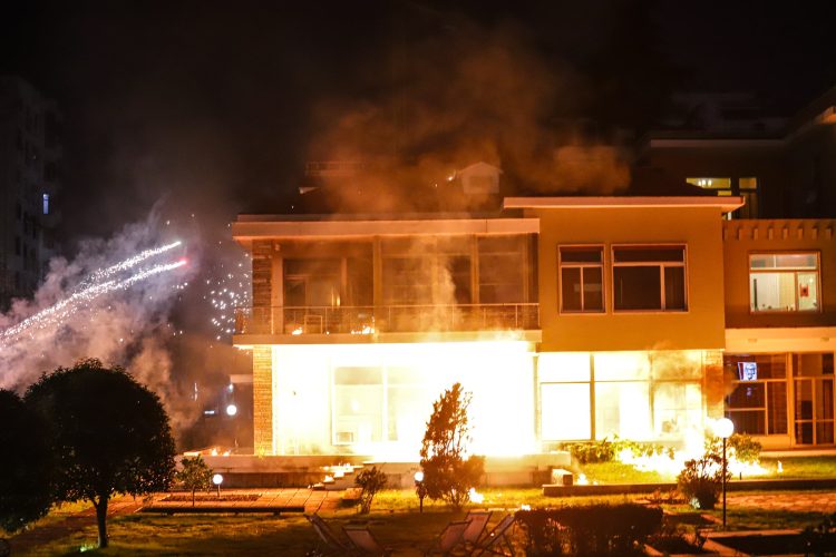 Berisha shpjegon fishekzjarret dhe molotovët tek vila e ish-diktatorit. Dikush u tha se flinte Rama