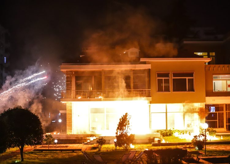 Berisha shpjegon fishekzjarret dhe molotovët tek vila e ish-diktatorit. Dikush u tha se flinte Rama