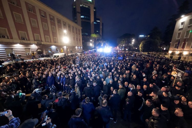 Protestë masive kundër qeverisë Rama në bulevard