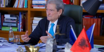 Molotovët me libra, Berisha publikon dëshminë e prindit të të miturit: I futën molotovët tek çanta e shkollës dhe e arrestuan më pas