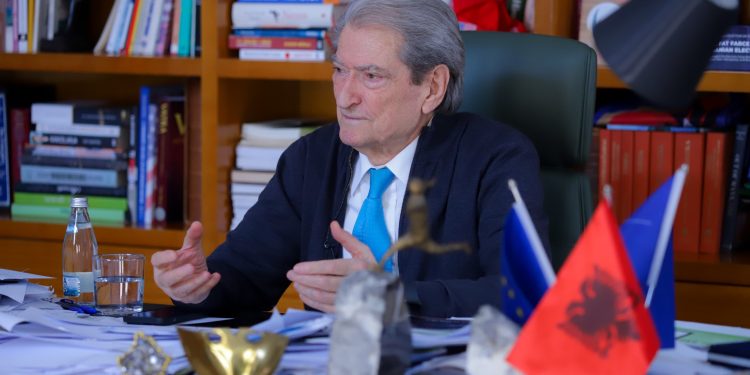 Molotovët me libra, Berisha publikon dëshminë e prindit të të miturit: I futën molotovët tek çanta e shkollës dhe e arrestuan më pas