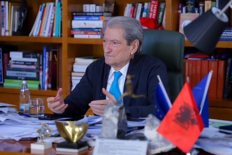 Molotovët me libra, Berisha publikon dëshminë e prindit të të miturit: I futën molotovët tek çanta e shkollës dhe e arrestuan më pas