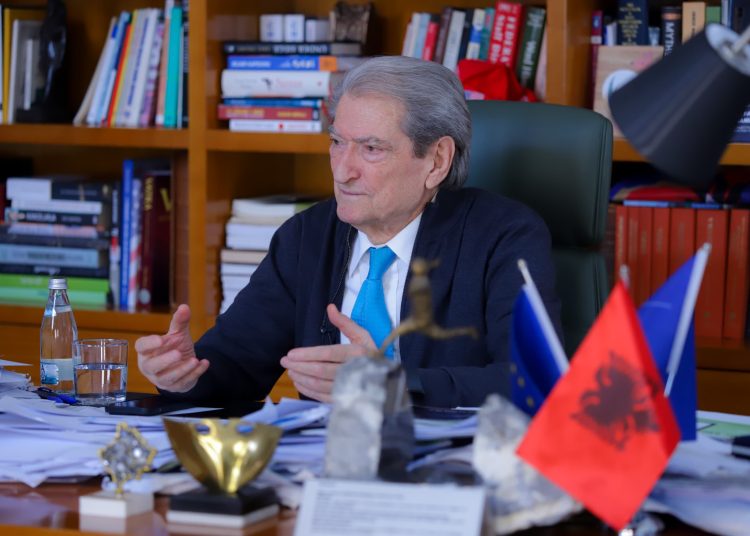 Molotovët me libra, Berisha publikon dëshminë e prindit të të miturit: I futën molotovët tek çanta e shkollës dhe e arrestuan më pas