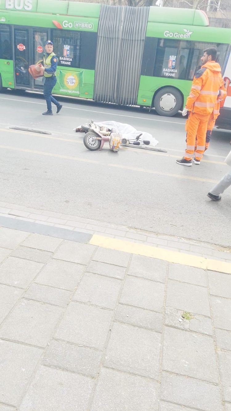 TIRANË/ Autoboti i UKT përplas për vdekje një grua pranë Gjykatës së Tiranës