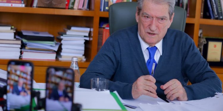 Berisha, thirrje sot për protestë masive të dielën. Ndërkombëtarët mbështesin kërkesat e PD