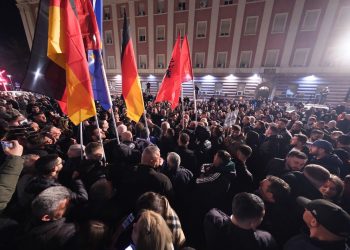 Protestë e madhe e opozitës te Kryeministria dhe institucionet e përfshira në korrupsion