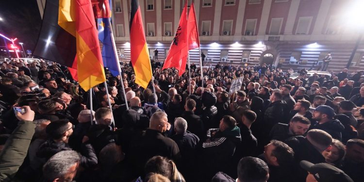 Protestë e madhe e opozitës te Kryeministria dhe institucionet e përfshira në korrupsion