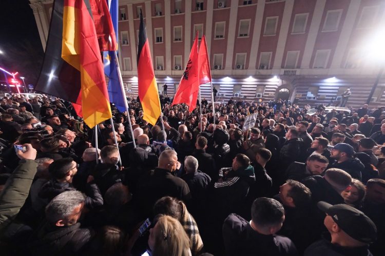 Protestë e madhe e opozitës te Kryeministria dhe institucionet e përfshira në korrupsion