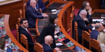 Topalli sqaron votën ndaj Spiropalit: Nuk ishte qëndrim politik, por lapsus teknik