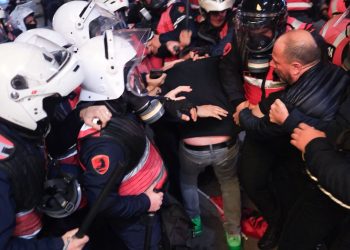 Policia, arrestime mes protestuesve të opozitës, edhe 4 të mitur
