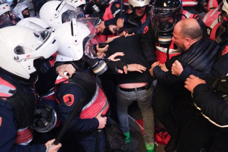 Policia, arrestime mes protestuesve të opozitës, edhe 4 të mitur