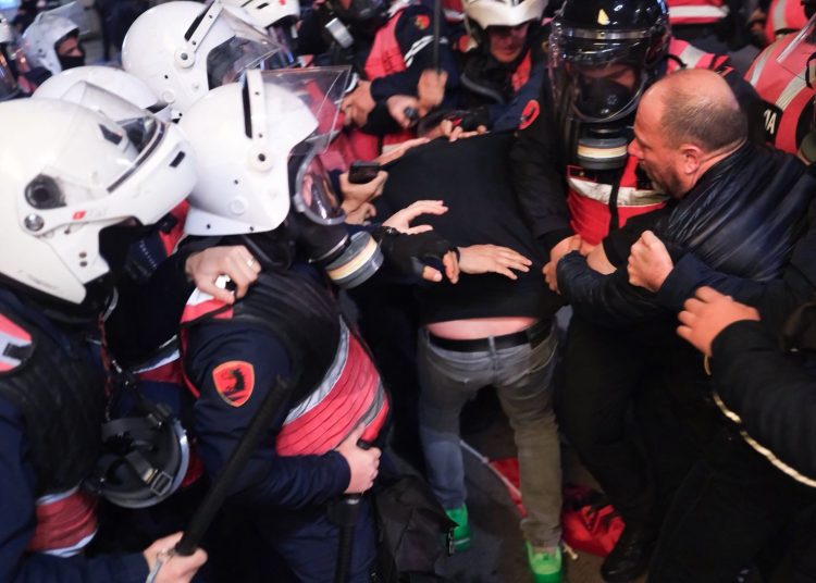 Policia, arrestime mes protestuesve të opozitës, edhe 4 të mitur