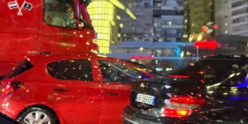 Aksident pranë Ring Center në Tiranë, përplasen një kamion dhe një automjet