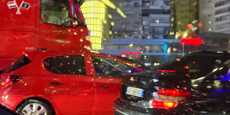 Aksident pranë Ring Center në Tiranë, përplasen një kamion dhe një automjet