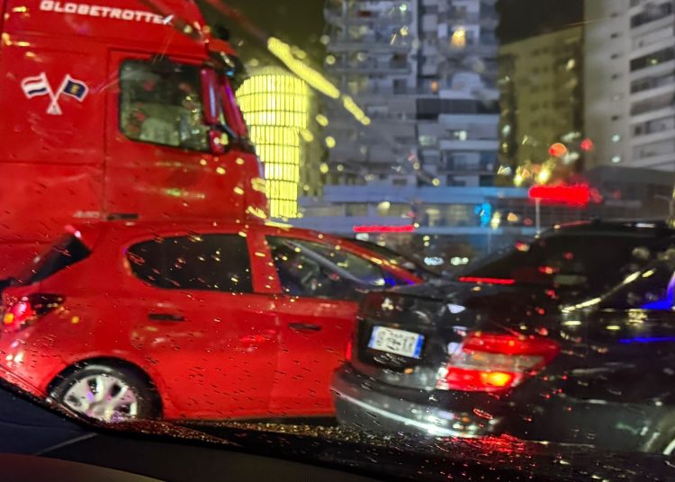 Aksident pranë Ring Center në Tiranë, përplasen një kamion dhe një automjet