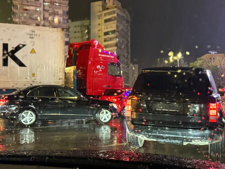 Aksident pranë Ring Center në Tiranë, përplasen një kamion dhe një automjet