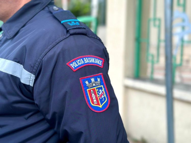 TIRANË/ Rrahje me grushta mes efektivit dhe inspektorit në Policinë Bashkiake