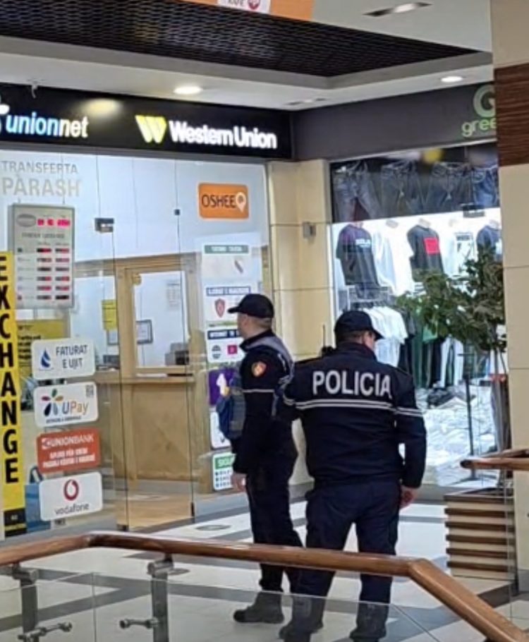 Grabitet një pikë këmbimi valutor në Tiranë, autori largohet nën kërcënimin e armës