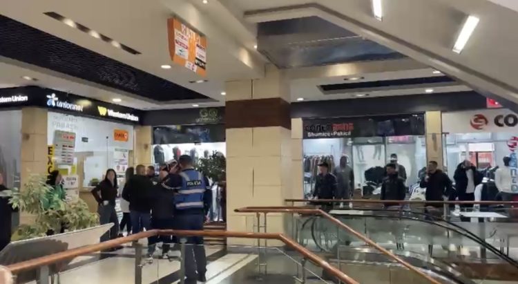 Grabitet një pikë këmbimi valutor në Tiranë, autori largohet nën kërcënimin e armës