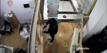 VIDEO/ Kapet hajduti i zyrës së këmbimit, dalin pamjet e grabitjes