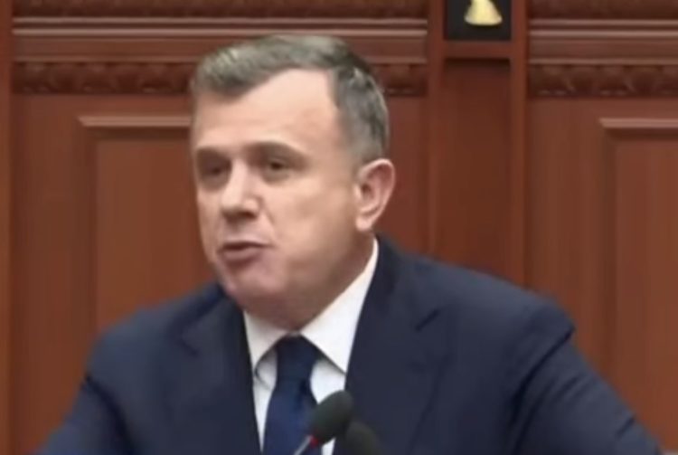 Përplasje në Kuvend, tensione në sallë pas ofendimit të Ballës ndaj Albana Vokshit