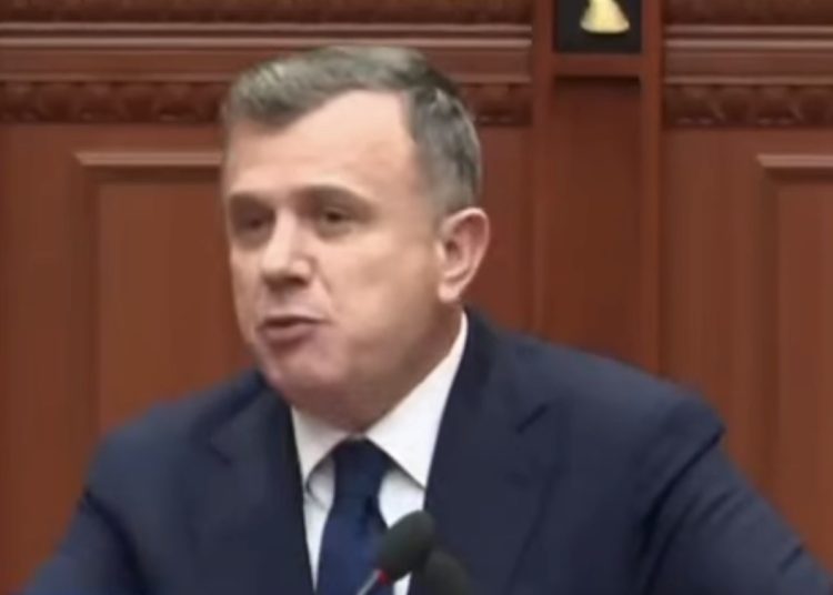 Përplasje në Kuvend, tensione në sallë pas ofendimit të Ballës ndaj Albana Vokshit